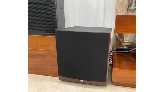 Nên dùng sub hơi hay sub điện cho hệ thống karaoke gia đình